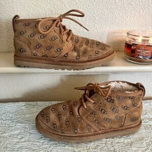 Ugg Nuemel Embossed Chukka Boot Chestnut Brown All Over Logo Womens Size 8